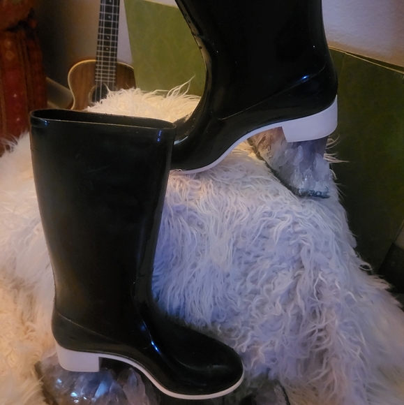 Gorgeous Chanel Rain Boots 7 - Picture 3 of 6